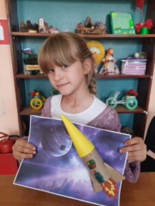 Read more about the article «Полёт в космос», ракета из картонной втулки